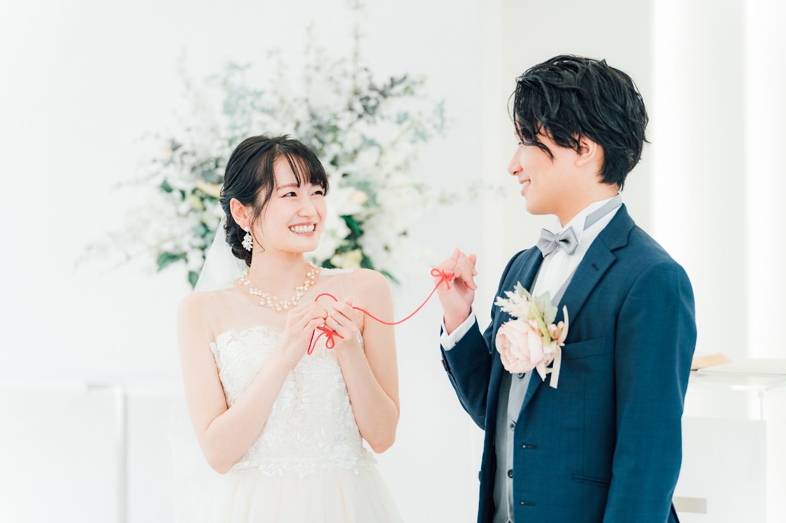 赤い糸で結ばれているカップル