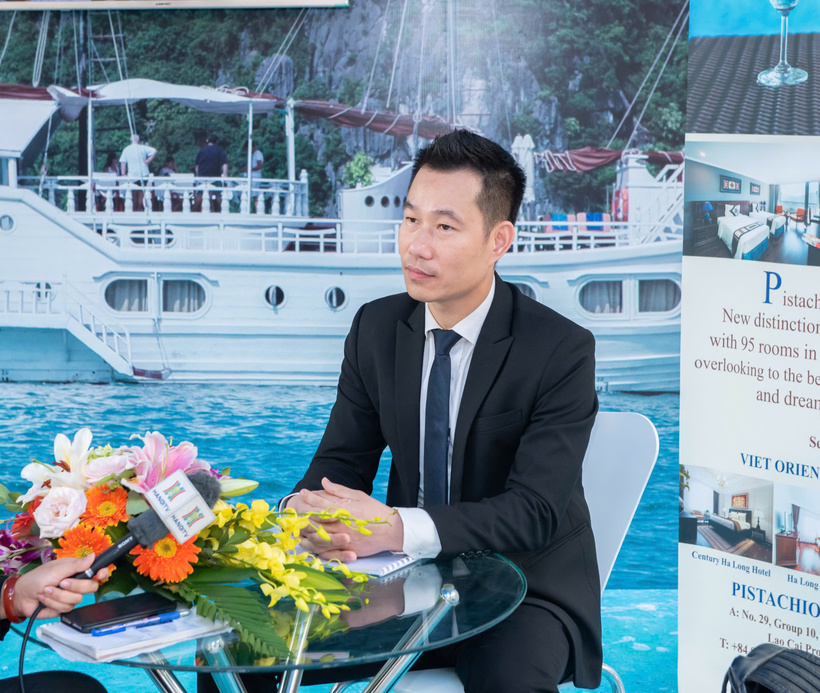 Ông Nguyễn Văn Quảng trả lời phỏng vấn báo chí về vấn đề lừa đảo khách du lịch từ các trang fanpage 