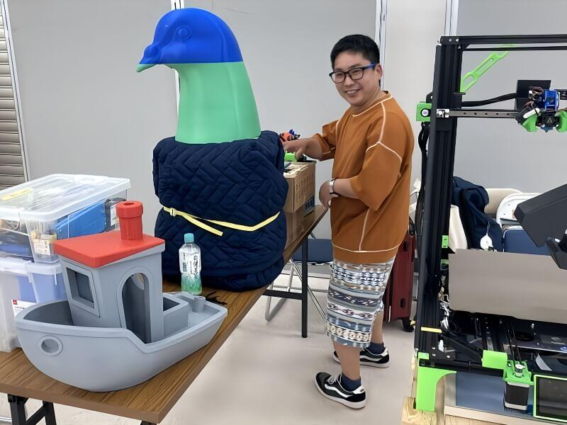 屋内, 人, テーブル, コンピュータ が含まれている画像

自動的に生成された説明