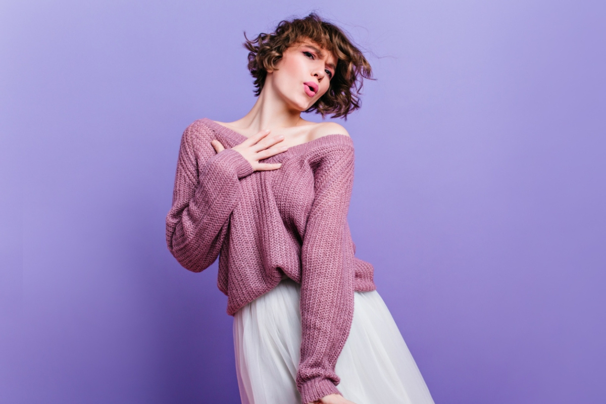 Wanita dengan pakaian mauve.