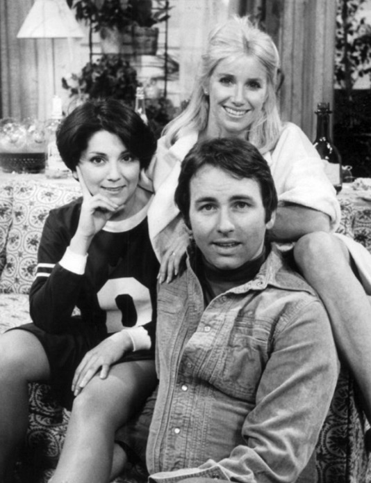 Joyce DeWitt, icône de la sitcom Vivre à trois (Three's Company) avec Chrissy Snow et Jack Tripper.