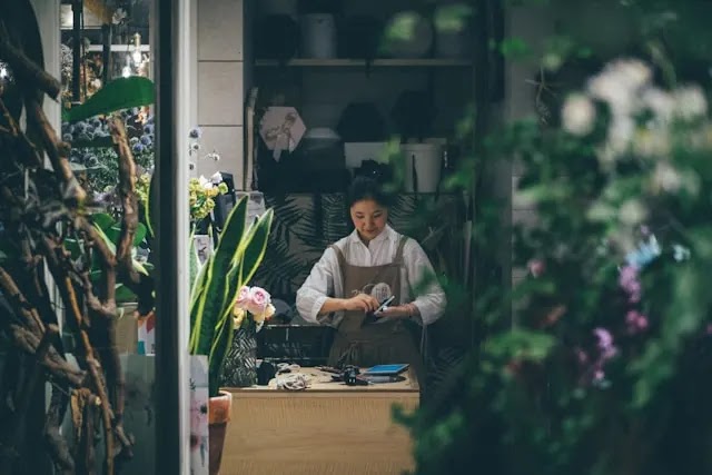 Membuka usaha flower shop sebagai bisnis rumahan adalah pilihan yang menarik jika kamu memiliki kreativitas dalam merangkai bunga. 