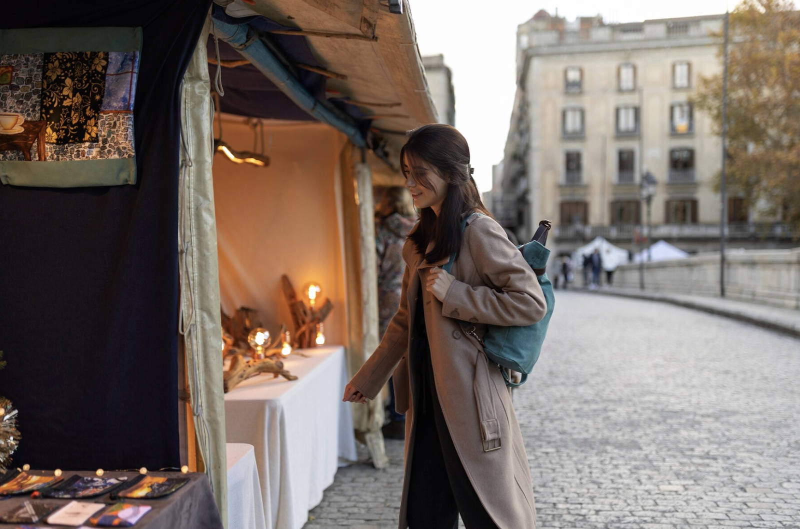 Une femme faisant une pause pour découvrir un marché de Noël à Paris pendant sa visite guidée à vélo électrique