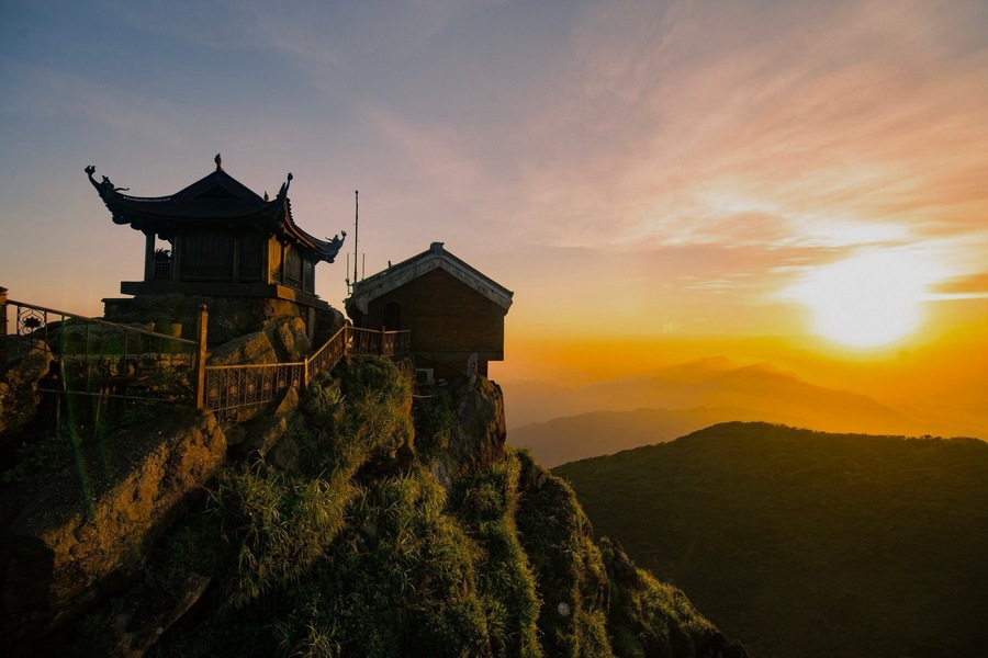 Yen Tu Pagoda under sunset. Source: baoveyuki