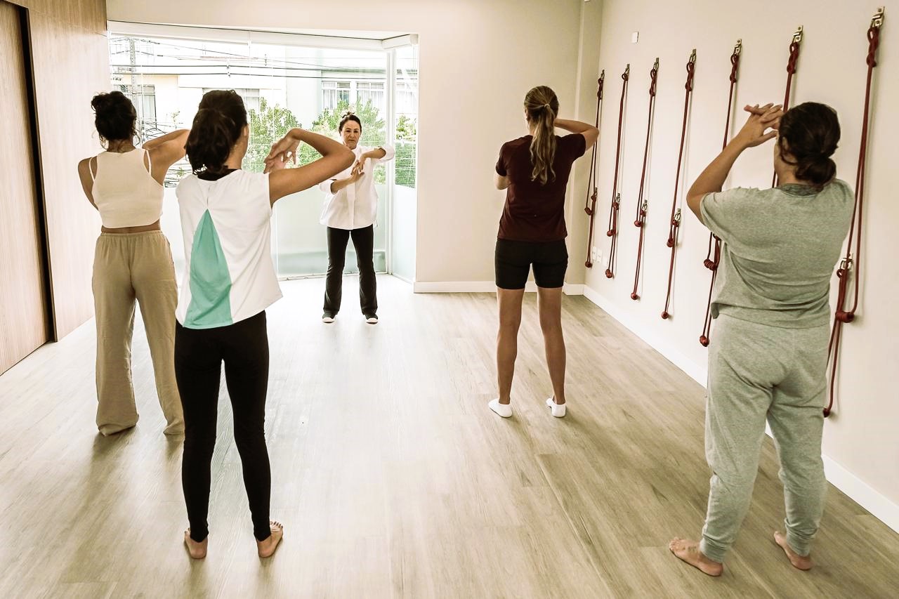 Grupo pratica Tai Chi na sala do OncoYart