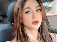 Gadis Cantik dengan Gaya Berkelas