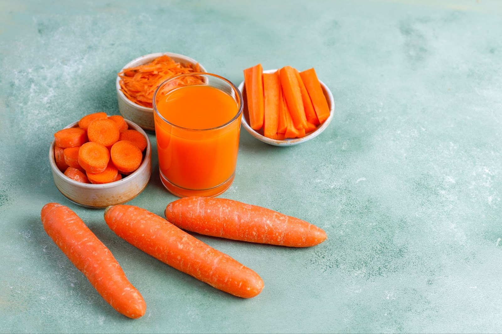 Carrots in different slices and carrot juice