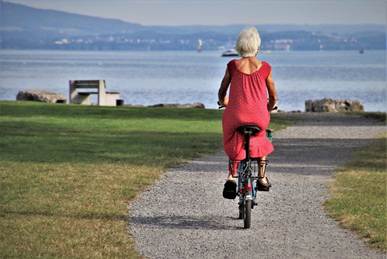 A person riding a bicycle on a path

AI-generated content may be incorrect.