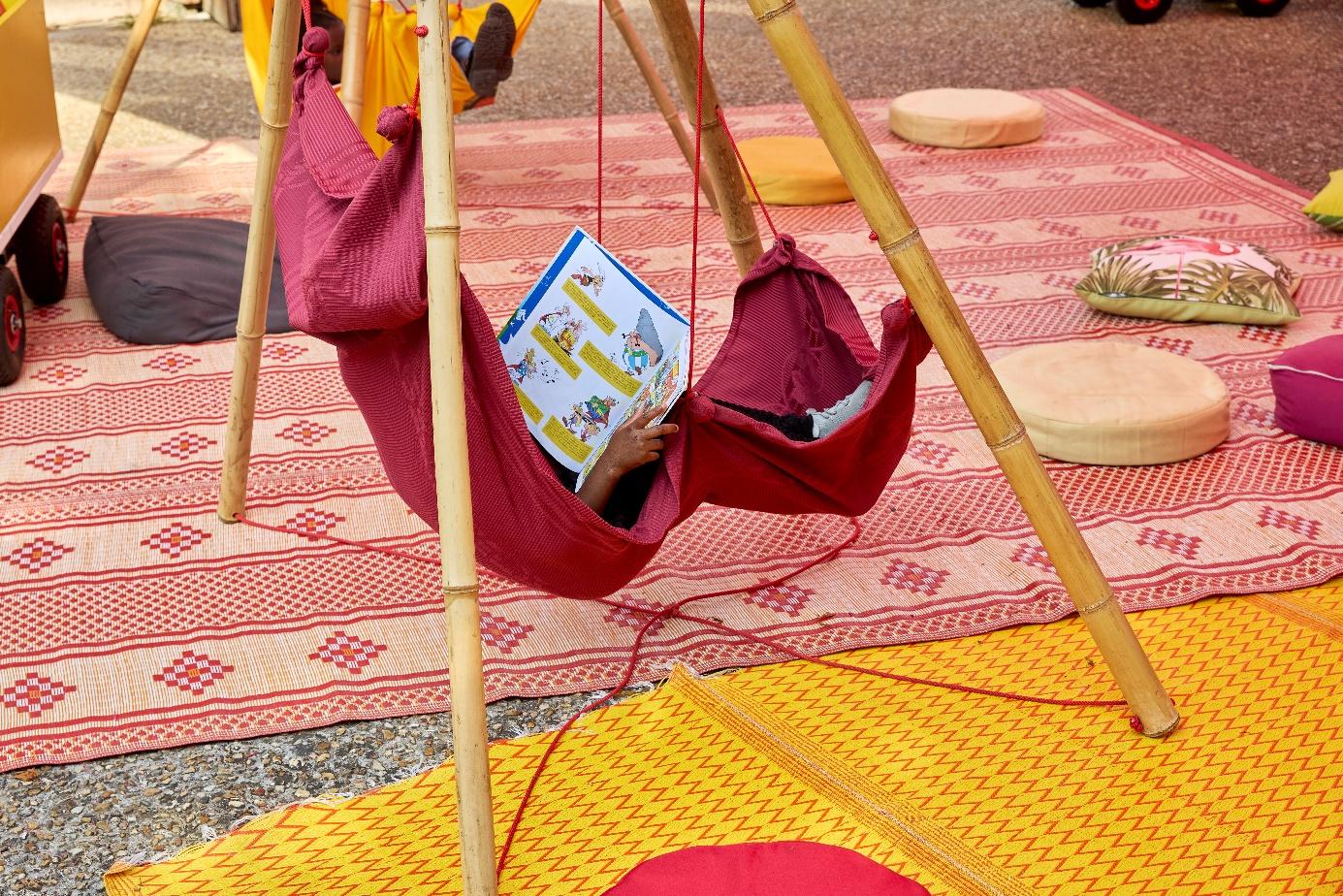 Une image contenant sol, plein air, personne, chaise Le contenu généré par l’IA peut être incorrect.