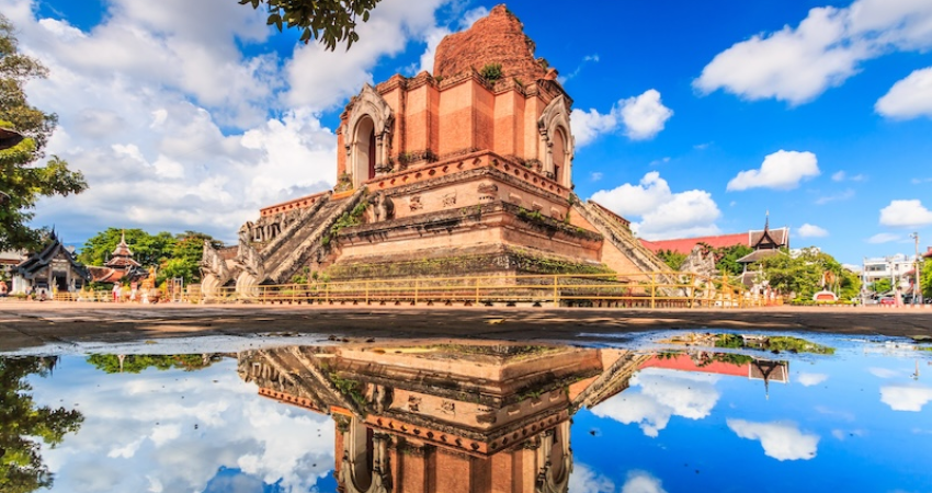 Wat Chedi Luang với bảo tháp cổ sừng sững, điểm nhấn tại phố cổ Chiang Mai