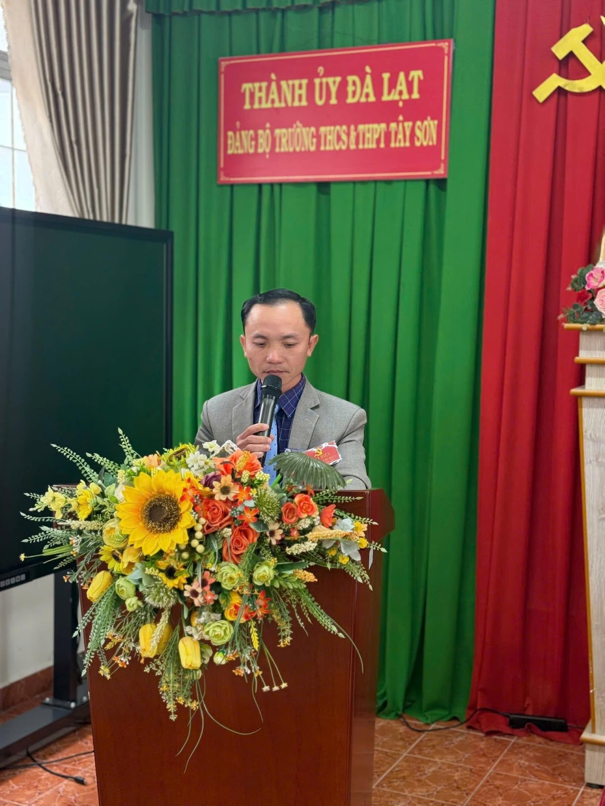 D:\Hạnh Lê\ĐẢNG\Đại hội Chi bộ 2\z6218667686538_f1758b8838dd0a93b0761c53d55b5bf5.jpg