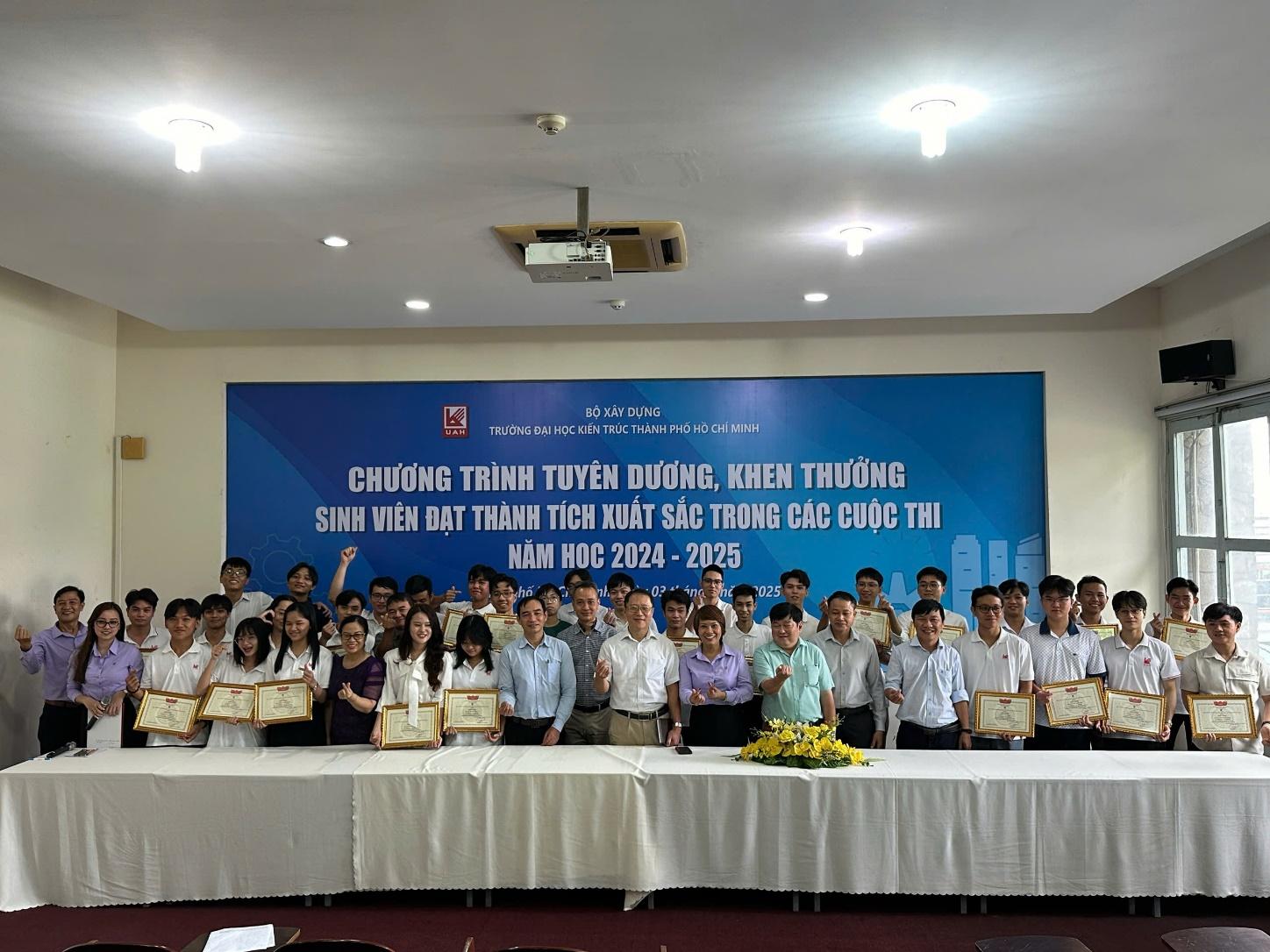 D:\\o E\\HINH LE TUYEN DUONG KHEN THUONG SV 2025\\CHON HINH DĂNG BAI\\_A-01-z67670-892ed.jpg