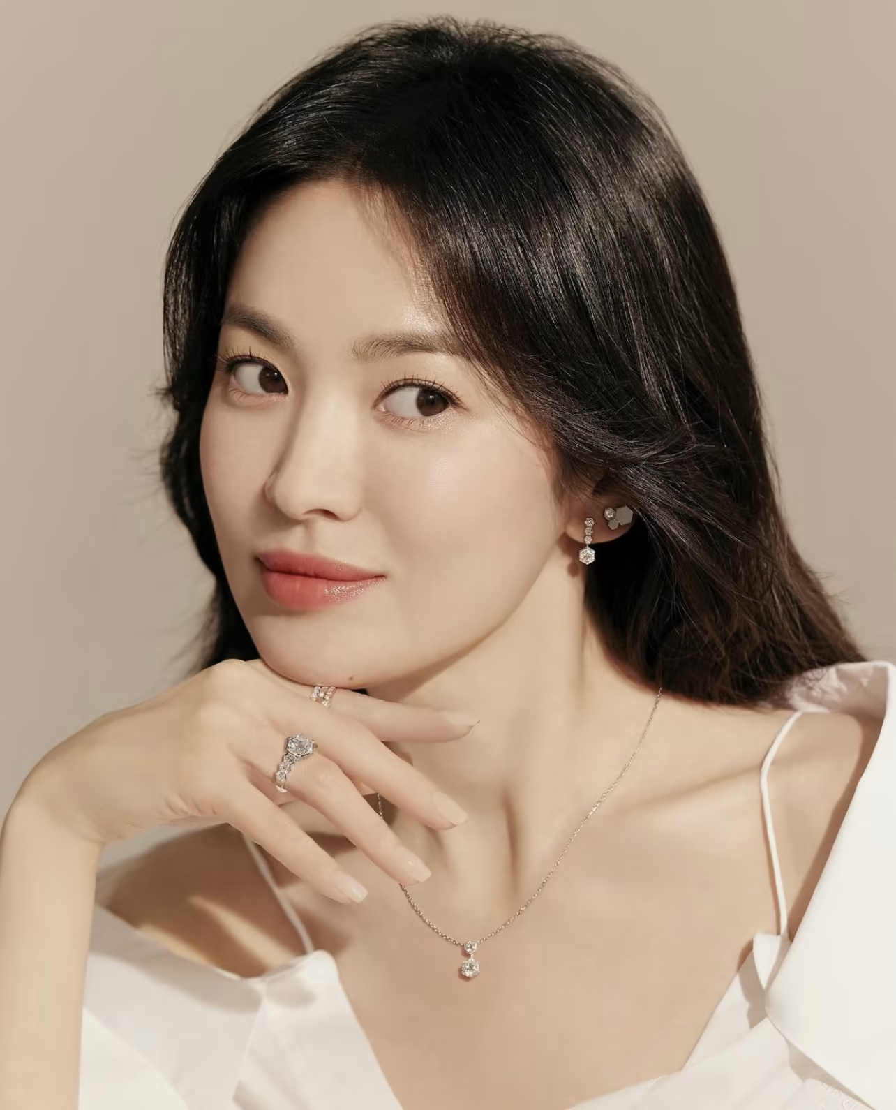 Song Hye-Kyo vẫn giữ nét đẹp tươi tắn khi bước sang tuổi 44