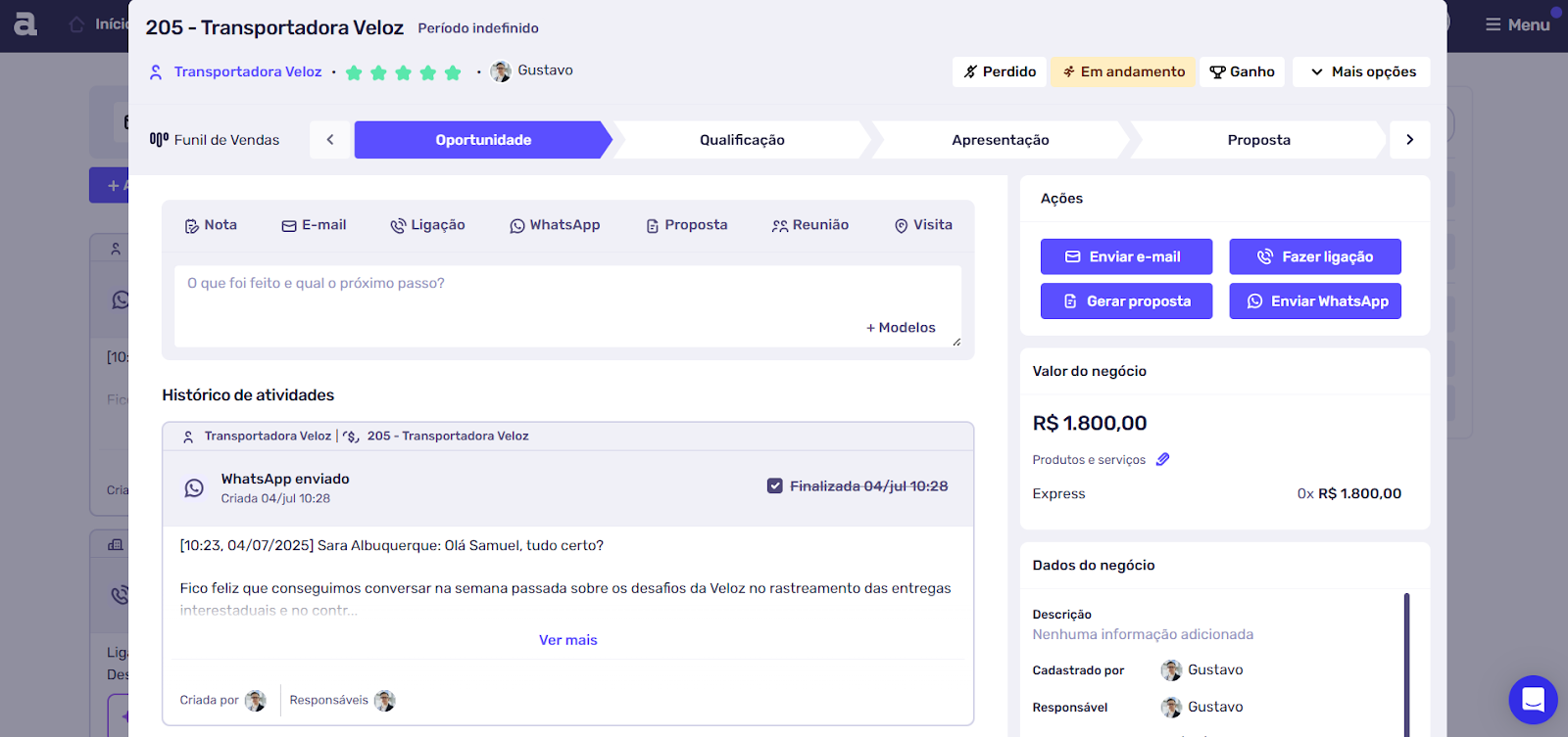 Exemplo de interface de um CRM empresarial mostrando o histórico de atividades de um negócio em andamento, incluindo notas, ligações agendadas e dados do cliente. A imagem destaca funcionalidades como etapas do funil de vendas, valor do negócio e informações do responsável pelo atendimento.