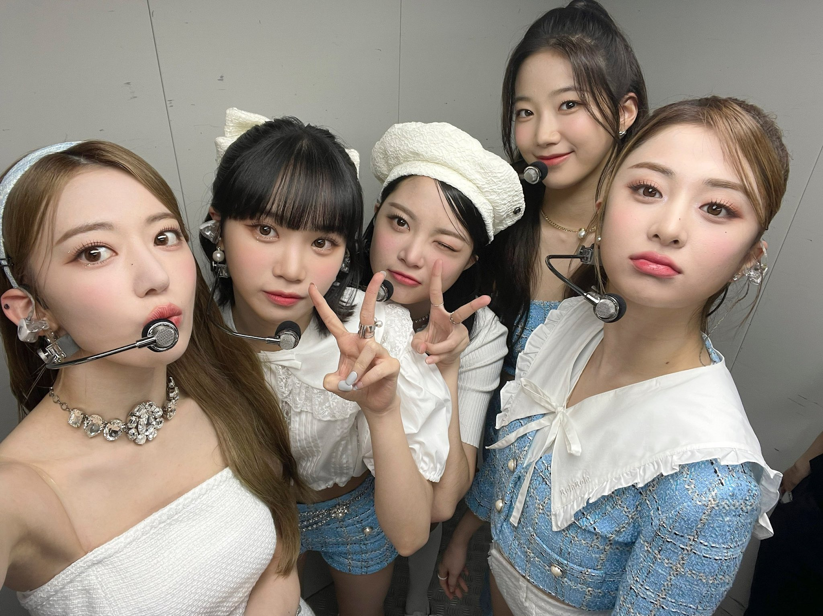 사람, 인간의 얼굴, 패션 액세서리, 의류이(가) 표시된 사진AI 생성 콘텐츠는 정확하지 않을 수 있습니다.