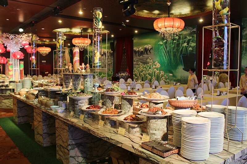 Buffet chay tại Metropole với đa dạng món ăn