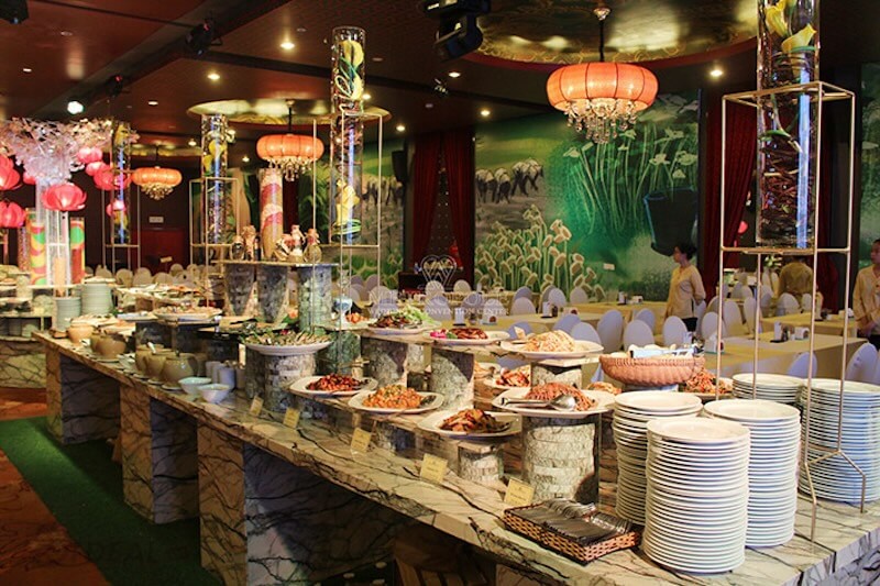 Buffet chay tại Metropole với đa dạng món ăn