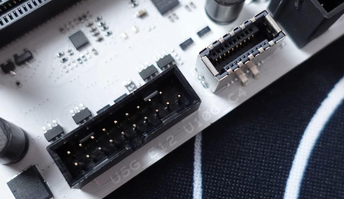 A close-up of a computer circuit board

Description automatically generated