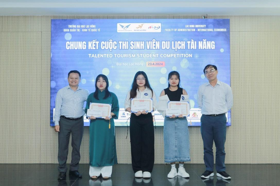 Có thể là hình ảnh về 5 người, tóc mái và văn bản cho biết 'TBƯỜNGB GLẠC KHOA QUẢN า- TRỊ INHT QUOC TẾ ณยอยละีจต HOHO UNIVERSITY FAGULTY OF DMINISTRATION- INTERNATIONAL ECOMOMICS CHUNG KẾT CUỘC THI SINH VIÊN DU LỊCH TÀI NĂNG TALENTED TOURISM STUDENT COMPETITION ĐaihocLac Lac Hồng 23.4.2024 VSMA BAOM6'