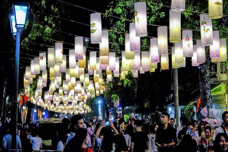 Phung Hung Lantern Street is brilliant before the full moon night, young people eagerly check-in. Source: Industry and Trade Magazine