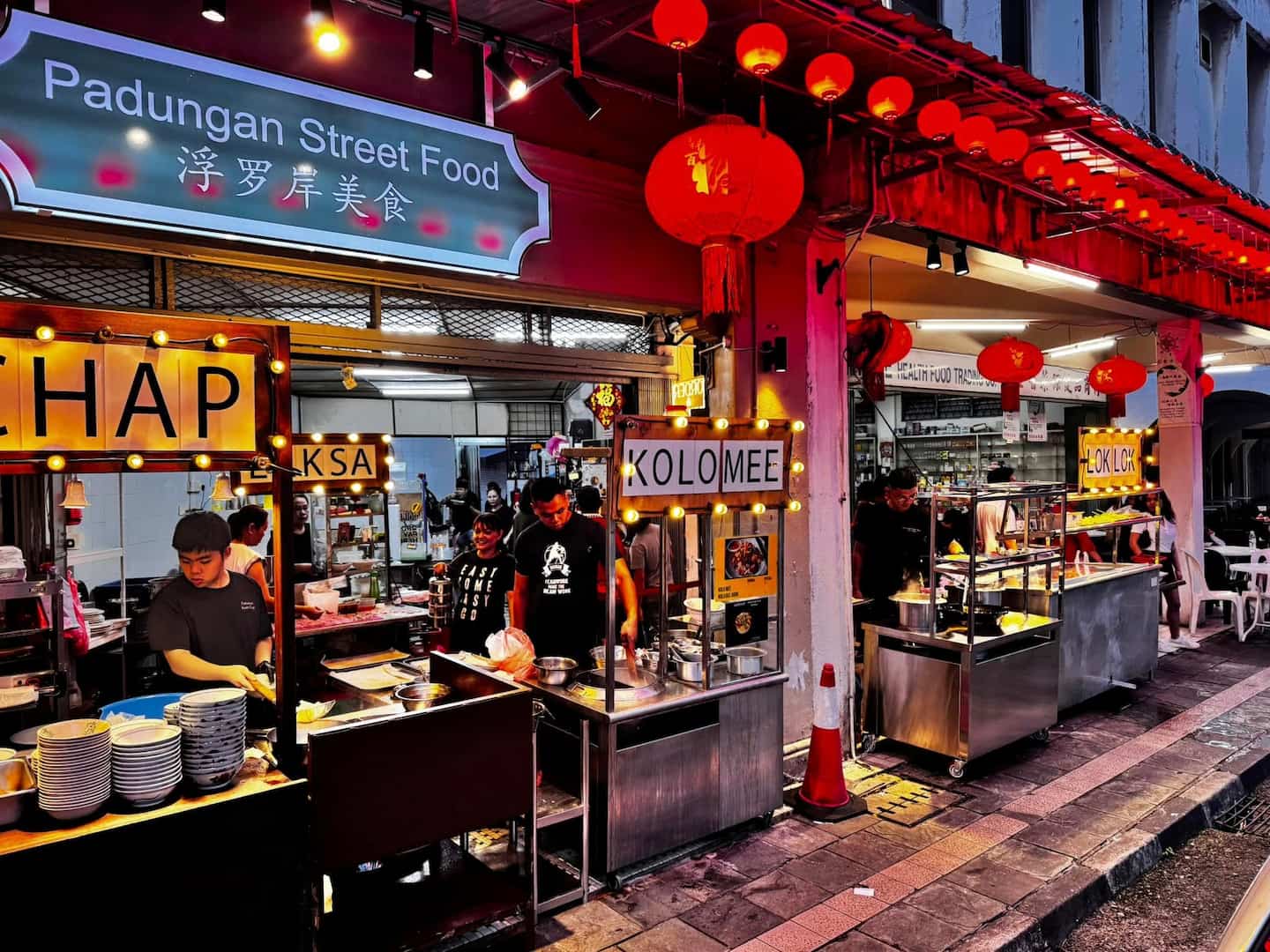 best place in kuching for sarawak local food Padungan Street Food