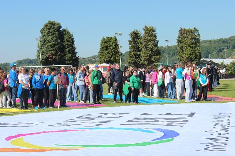 Potrebbe essere un'immagine raffigurante 12 persone e testo
