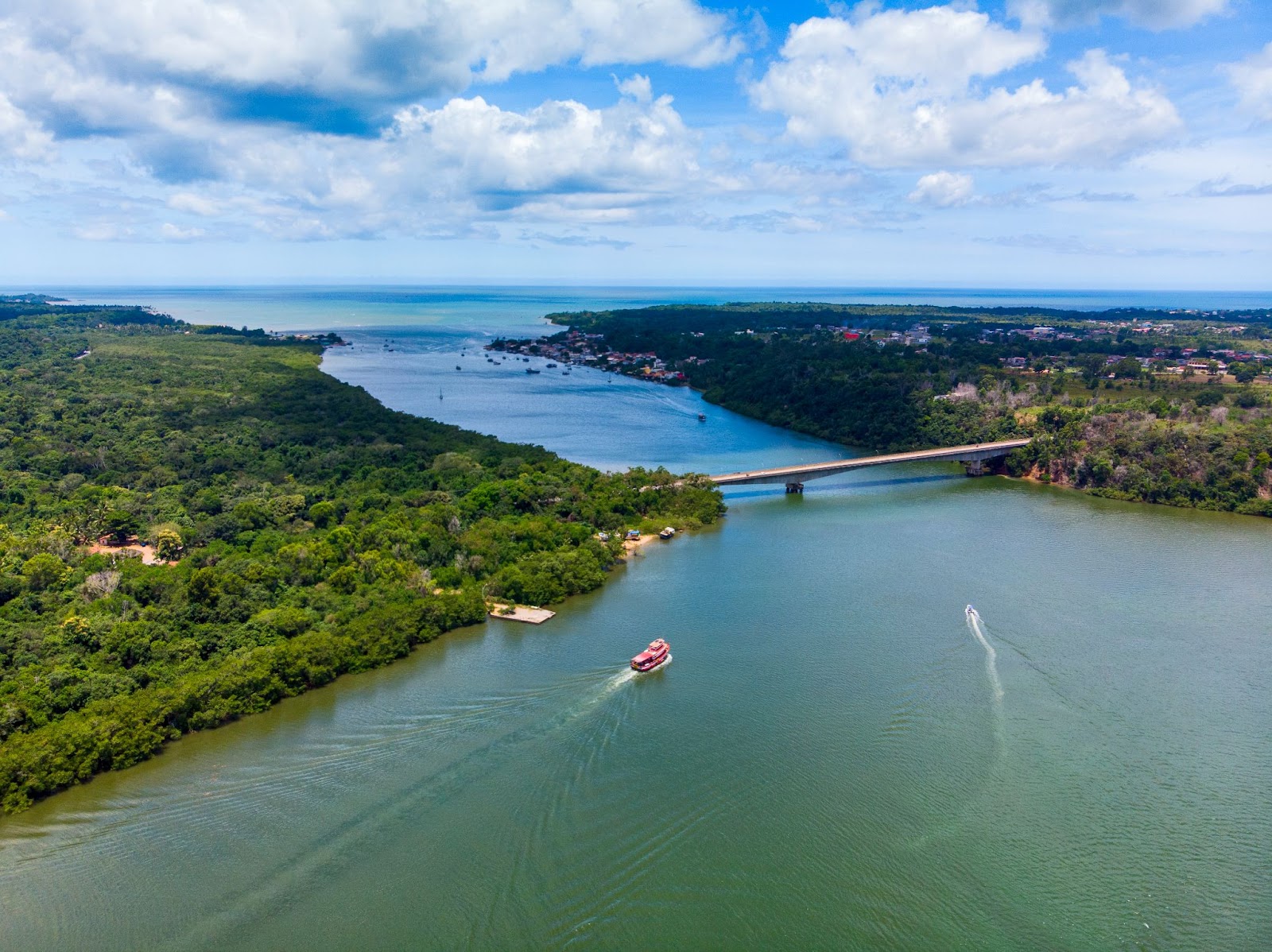 Foz do Rio Piraquê-Açu, onde as águas doces se encontram com o mar, criando um cenário natural deslumbrante