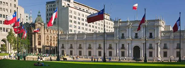 palacio de la moneda and flagpoles - santiago chile - fotografias e filmes do acervo