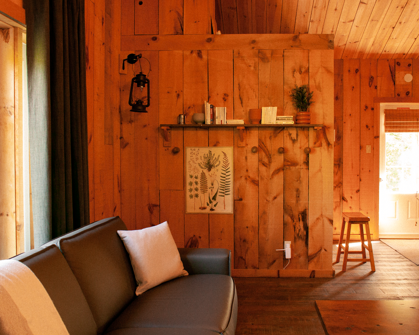 Intérieur chaleureux en bois d’un chalet KM42 à Val-David, ambiance calme et enveloppante