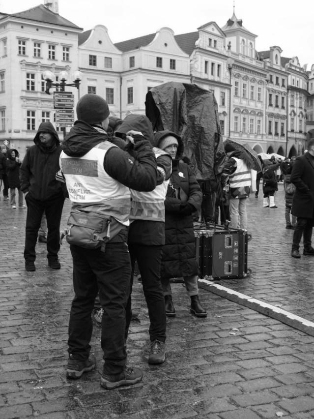 Obsah obrázku oblečení, boty, venku, osoba

Popis byl vytvořen automaticky