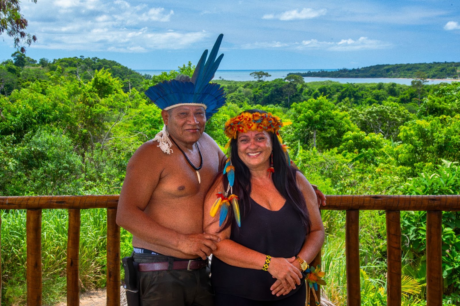  Cacique Jonas e sua esposa, Rosi, da Aldeia Indígena Três Palmeiras, em Aracruz-ES, sorrindo em meio à natureza local