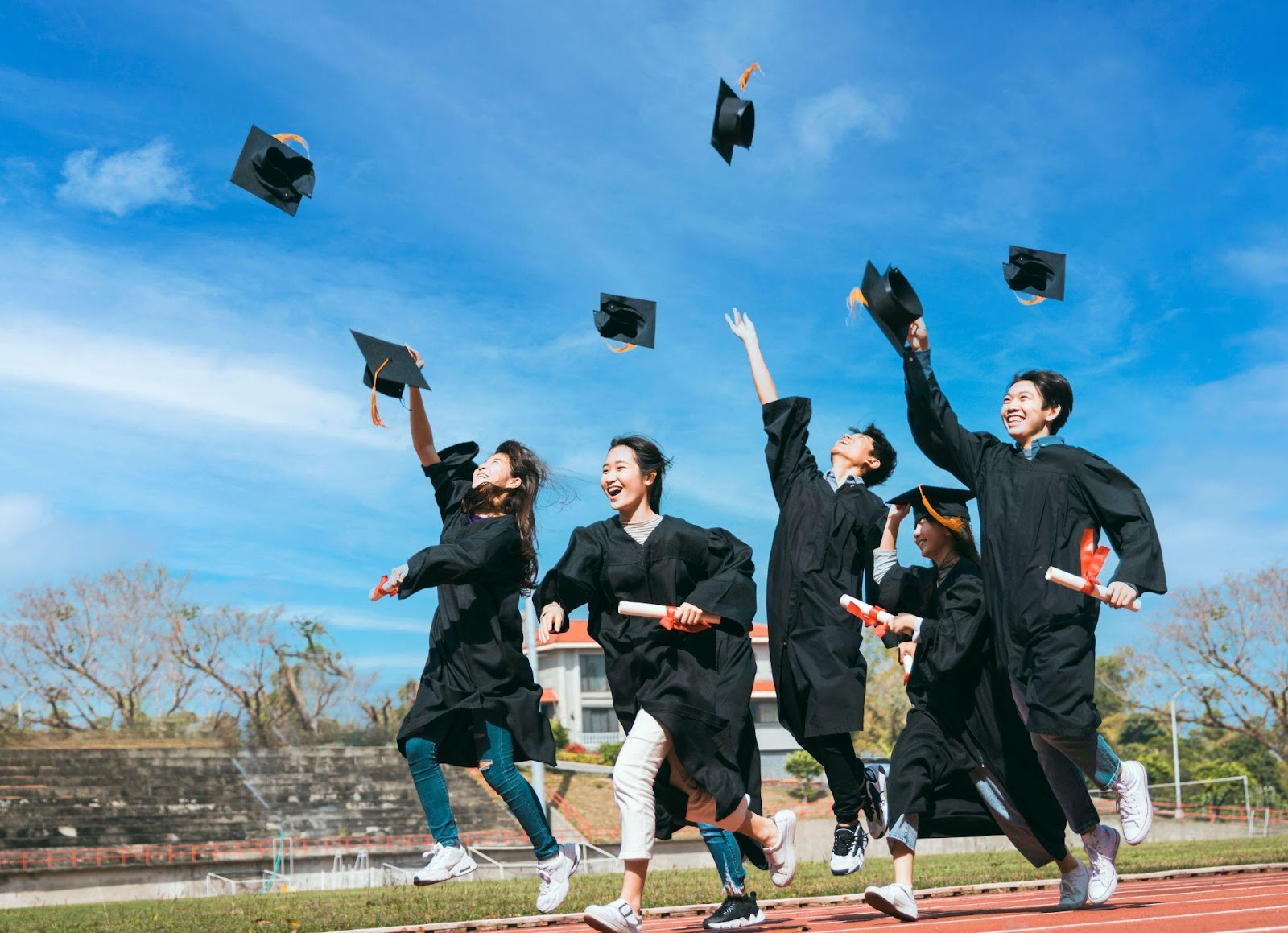 毕业之后怎么办？2025 年 7 月毕业生与实习生的关键步骤（新加坡版）