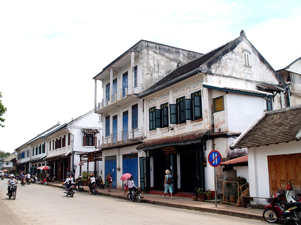 https://cdn.pixabay.com/photo/2013/06/30/04/19/luang-prabang-142237_960_720.jpg
