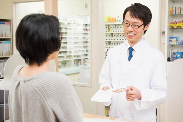 薬剤師と話す人の写真