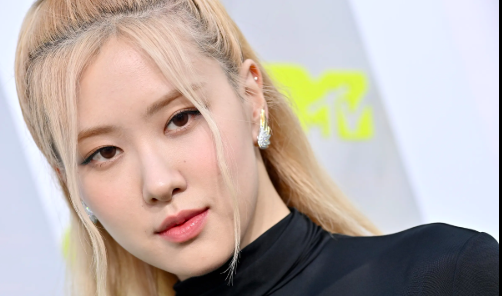 This contains an image of BLACKPINK Rosé 