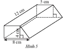 CHƯƠNG 3. HÌNH HỌC TRỰC QUAN CÁC HÌNH KHỐI TRONG THỰC TIỄNBÀI 4: DIỆN TÍCH XUNG QUANH VÀ THỂ TÍCH CỦA HÌNH LĂNG TRỤ ĐỨNG TAM GIÁC, HÌNH LĂNG TRỤ ĐỨNG TỨ GIÁC1. DIỆN TÍCH XUNG QUANH CỦA HÌNH LĂNG TRỤ ĐỨNG Bài 1: Hãy quan sát lăng trụ đứng tam giác (Hình 1) và thực hiện các yêu cầu sau:a) Tính tổng diện tích ba mặt bên của hình lăng trụ đứng.b) Gọi Cđáy là chu vi đáy và h là chiều cao của hình lăng trụ, tính Cđáy .h.c)  So sánh kết quả của câu a và câu b. Đáp án chuẩn: a) 31,5 (cm2)b) 31,5 (cm3)c) Giống nhauThực hành 1: Tính diện tích xung quanh của lăng trụ đứng có đáy là hình thang được cho trong hình 2. Đáp án chuẩn: 120 (cm2)2. THỂ TÍCH CỦA HÌNH LĂNG TRỤ ĐỨNGBài 2: Cho hình hộp chữ nhật với kích thước như Hình 3a. Hình hộp này được cắt đi một nửa để có hình lăng trụ đứng như ở Hình 3b.a) Tính thể tích của hình hộp chữ nhật.b) Dự đoán thể tích của hình lăng trụ đứng tam giác dựa vào thể tích hình hộp chữ nhật ở câu a.c) Gọi Sđáy là diện tích mặt đáy và h là chiều cao của hình lăng trụ tam giác. Hãy tính Sđáy . hd) So sánh Sđáy . h và kết quả dự đoán ở câu b. Đáp án chuẩn: a) 72 (cm3)b) Bằng một nửa thể tích hình hộp chữ nhật ở câu a.c) 36 (cm3)d) Như nhau.Thực hành 2: Tính diện tích xung quanh của một cột bê tông hình lăng trụ đứng có chiều cao 2 m và đáy là tam giác đều có cạnh 0,5 m (Hình 4). Đáp án chuẩn: 3 (m2)Thực hành 3: Tính thể tích hình lăng trụ đứng tứ giác có đáy là hình thang với kích thước cho trong Hình 5Đáp án chuẩn:312 (cm3)3. DIỆN TÍCH XUNG QUANH VÀ THỂ TÍCH CỦA MỘT SỐ HÌNH KHỐI TRONG THỰC TIỄNThực hành 4: Để làm cầu bắc qua một con kênh, người ta đúc một khối bê tông hình lăng trụ đứng tam giác có kích thước như Hình 8. Hãy tính thể tích khối bê tông.Đáp án chuẩn:1848 (m3)Vận dụng: Bạn Nam đã làm một chiếc hộp hình lăng trụ đứng với kích thước như Hình 9. Bạn ấy định sơn các mặt của chiếc hộp, trừ mặt bên dưới. Hãy tính diện tích cần sơn.Đáp án chuẩn:184 (cm2)BÀI TẬP