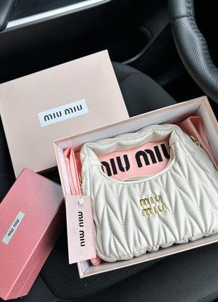 Чому всі люблять бренд Miu Miu?