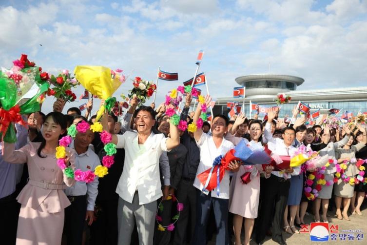 Pyongyang Citizens Fervently Welcome Young Footballers