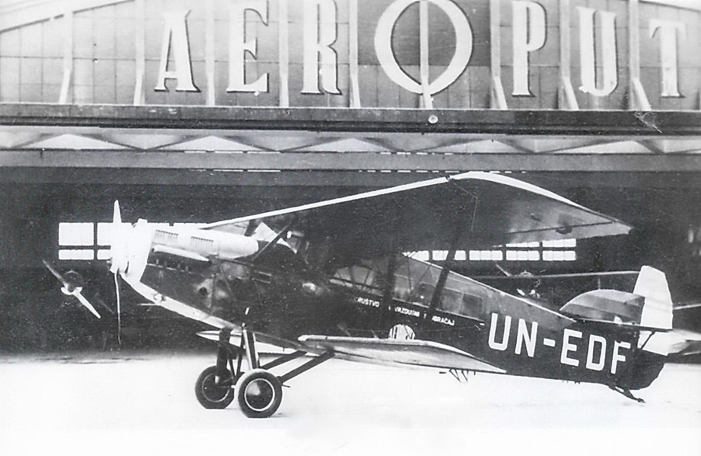 An airplane parked in a hangar

Description automatically generated