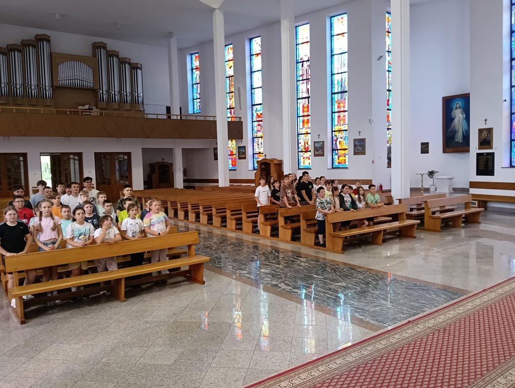 Obraz zawierający w pomieszczeniu, meble, kościół, korytarz

Zawartość wygenerowana przez AI może być niepoprawna.