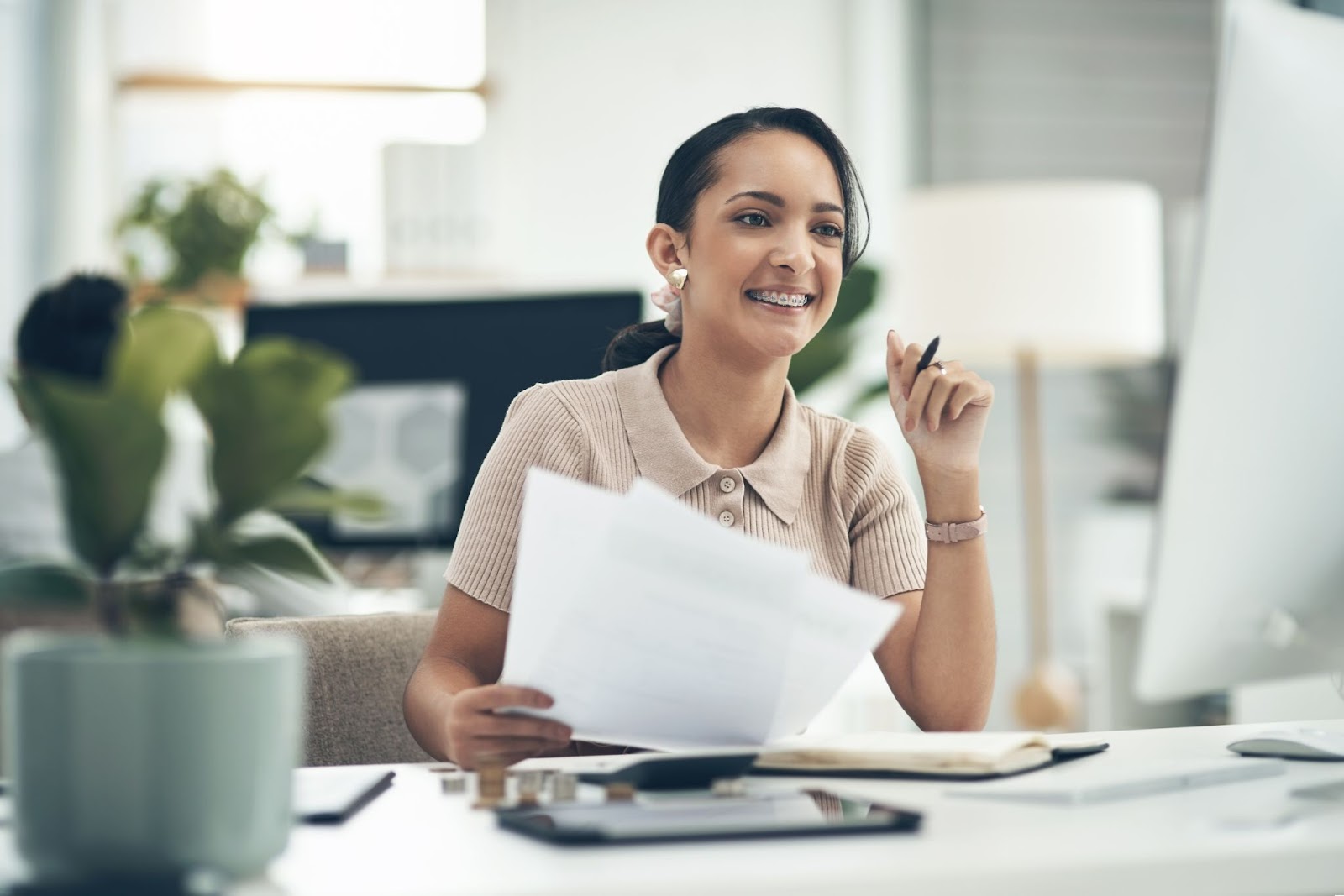 imposto direto e indireto mulher sorridente com documentos