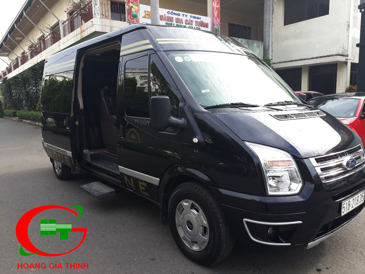 Vì Sao Bạn Nên Chọn Dịch Vụ Thuê Xe Limousine 9 Chỗ Tại TP.HCM