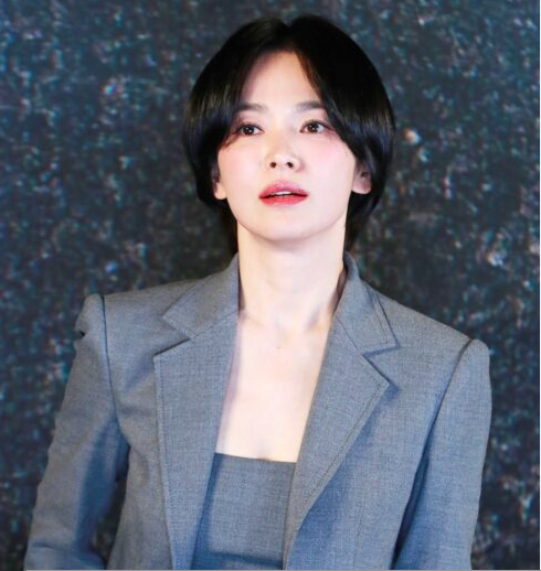 This contains an image of Song Hye Kyo