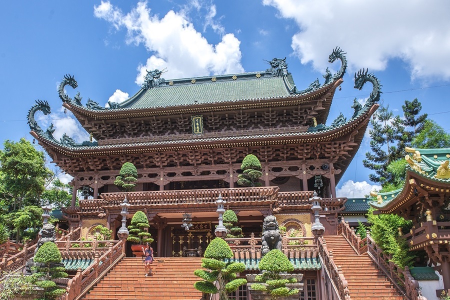 Minh Thanh Pagoda has an architectural style strongly influenced by Japanese combined with Chinese architecture. Source: Bamboo Airways 