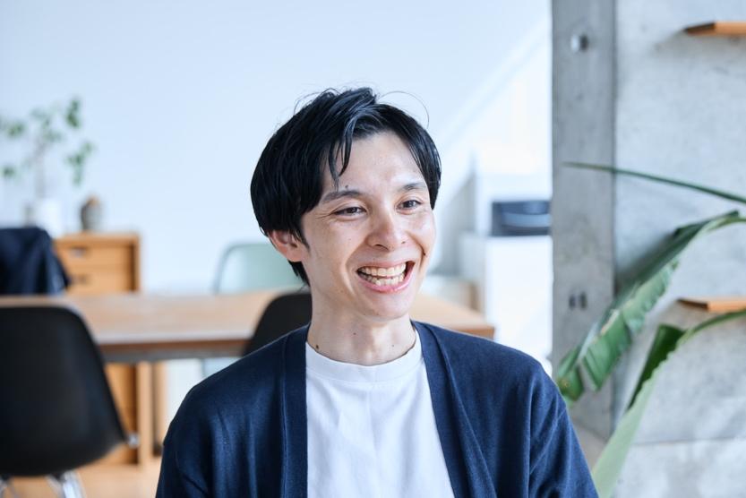 青いシャツを着ている男性

AI によって生成されたコンテンツは間違っている可能性があります。