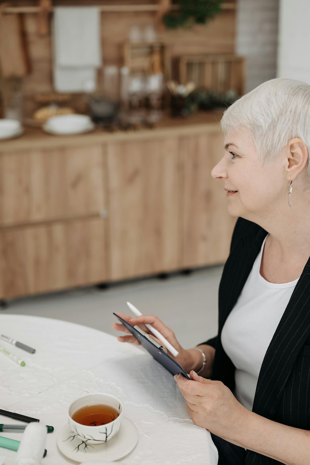 An older woman talking | Source: Pexels