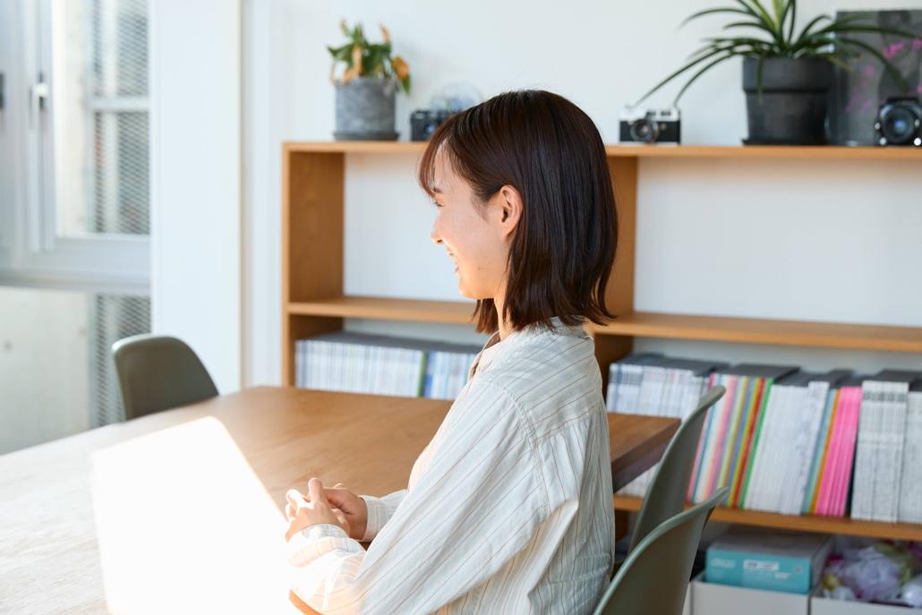屋内, 人, テーブル, 女性 が含まれている画像

AI によって生成されたコンテンツは間違っている可能性があります。