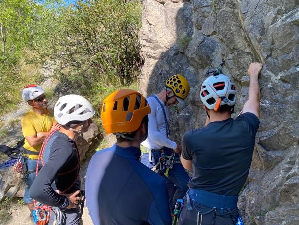 A group of people wearing helmetsAI-generated content may be incorrect.
