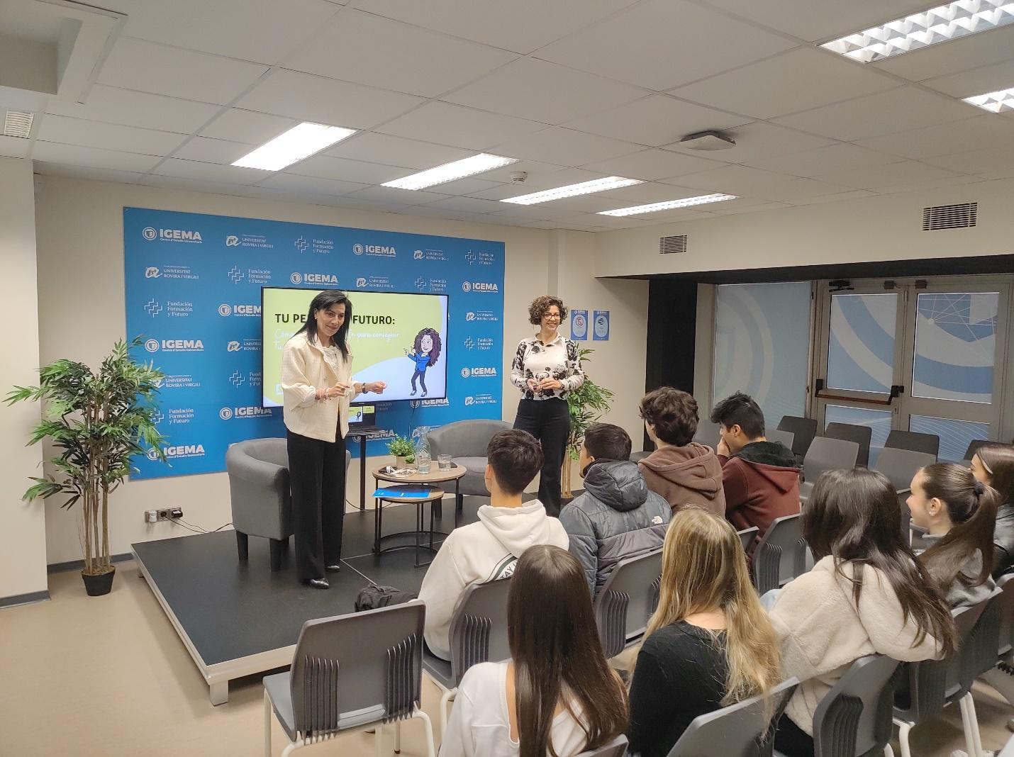 Un grupo de personas en un salón de clases

Descripción generada automáticamente con confianza media