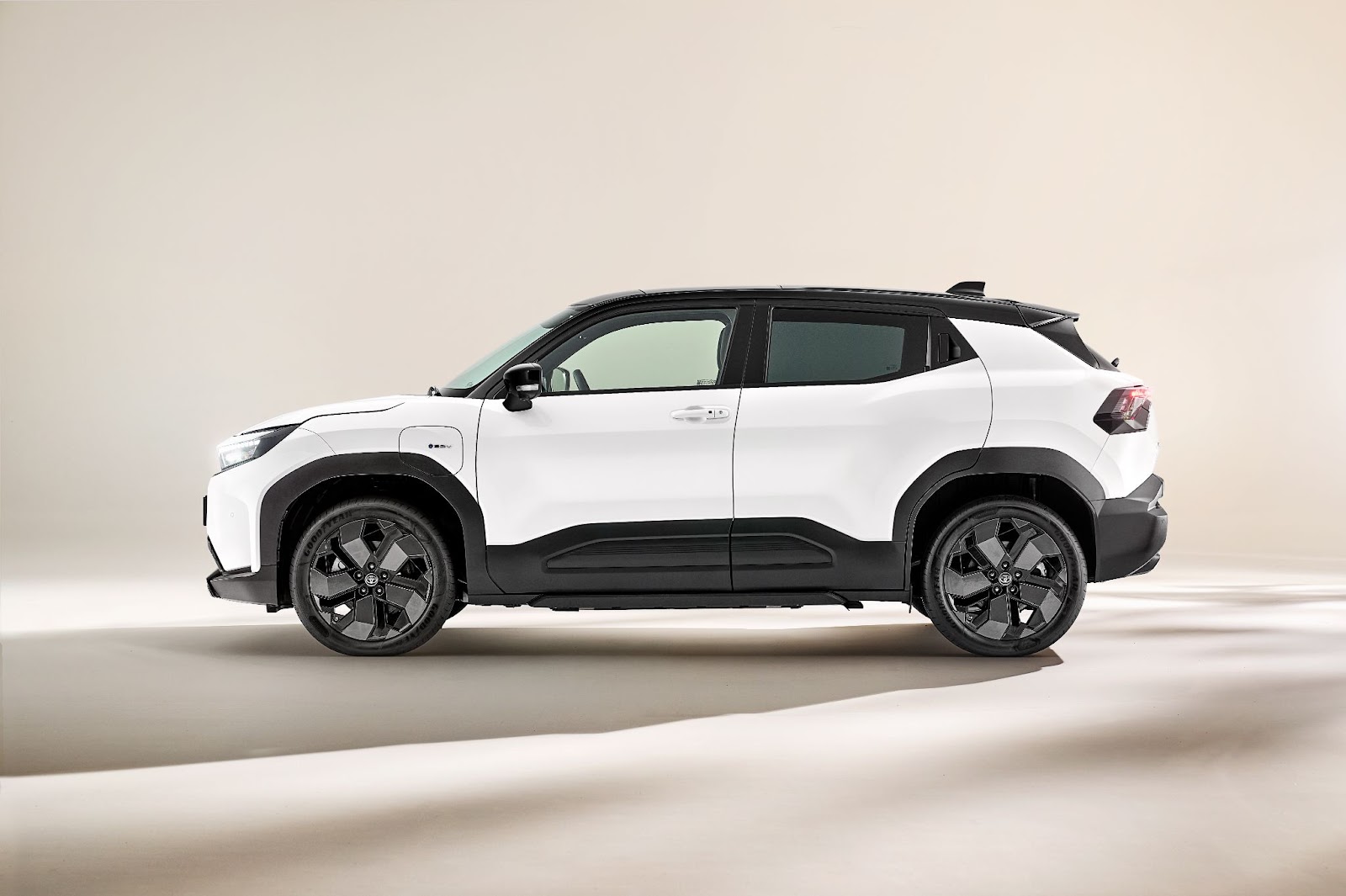 eksterior samping toyota urban cruiser bev
